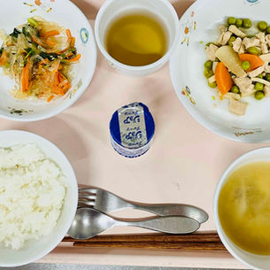 ご飯　味噌汁　高野豆腐と鶏肉の煮物　春雨と野菜のサラダ　ジョア　麦茶