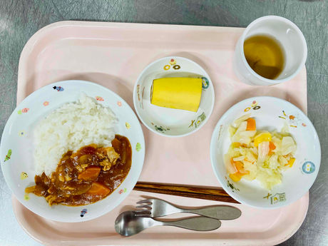 ハヤシライス　フレンチサラダ　バナナ　麦茶
