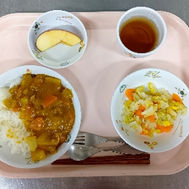 麦ご飯 ポークカレー 白菜のマリネ りんご 麦茶