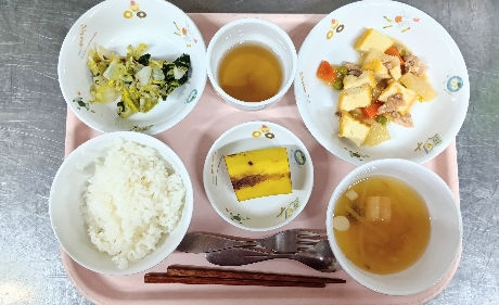 ご飯　味噌汁　厚揚げの五目煮　白菜の梅和え　バナナ　麦茶