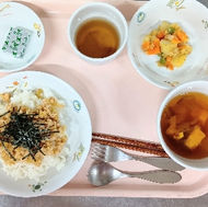 味噌鶏そぼろ丼 すまし汁 じゃが芋のおかか和え チーズ 麦茶