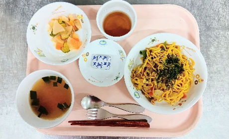 焼きそば　中華スープ　トマトドレッシングサラダ　チーズ　麦茶
