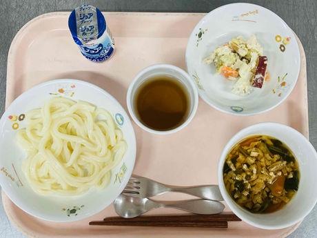 きつねうどん　根菜とささみのサラダ　ジョア　麦茶