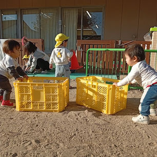 【0歳児つくし組】お外で過ごす つくし組さんの様子