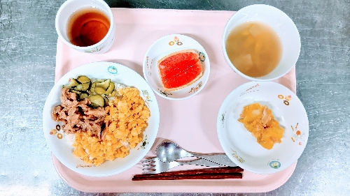 【立夏　こどもの日】肉ちらし寿司　コンソメスープ　カレー風味ジャーマンポテト　グレープフルーツ　麦茶