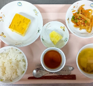 ご飯 味噌汁 しらすとチーズの玉子焼き 大根のきんぴら パイナップル 麦茶