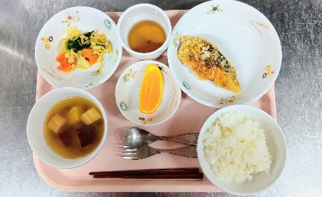 ご飯　味噌汁　あじの竜田揚げ　納豆和え　オレンジ　麦茶