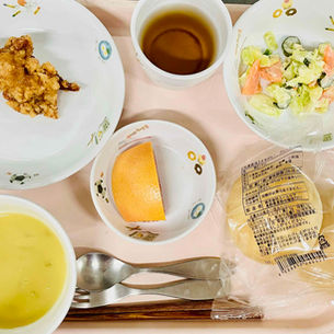 丸パン コーンスープ 鶏肉の唐揚げ キャベツのマヨサラダ グレープフルーツ 麦茶