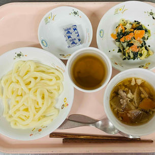 肉野菜うどん キャベツのごま味噌和え チーズ 麦茶