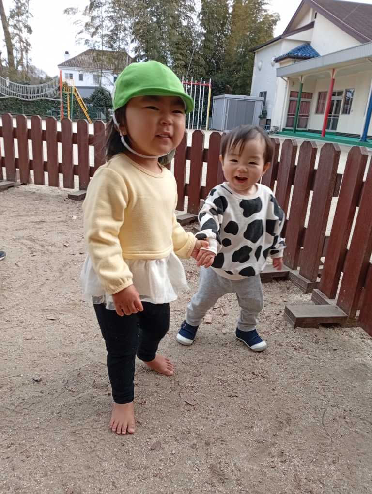 てをつないでくれて　おさんぽ