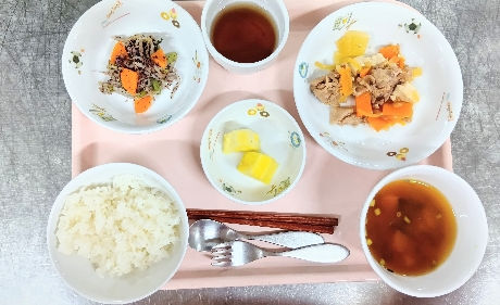 ご飯　味噌汁　肉豆腐　小松菜のゆかり和え　パイナップル　麦茶