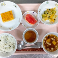 わかめご飯 味噌汁 えびと野菜の玉子焼き 人参ドレッシング和え グレープフルーツ 麦茶