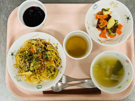 焼きそば　コンソメスープ　さつま芋のフレンチサラダ　ぶどうゼリー　麦茶