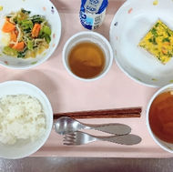 ふりかけご飯　すまし汁　ツナと切干大根入り玉子焼き　小松菜の味噌和え　ジョア　麦茶
