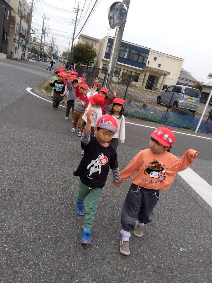交通ルールを守って園外保育にも行ったよ