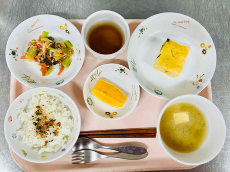ふりかけご飯　味噌汁　かぼちゃ入り玉子焼き　小松菜とツナのソテー　オレンジ　麦茶