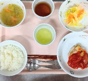 ご飯　コンソメスープ　鶏肉のトマトソースがけ　キャベツのサラダ　ゼリー（グレープフルーツ味）　麦茶