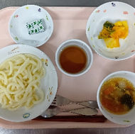 肉野菜うどん　夏野菜のベイクドサラダ　チーズ　麦茶