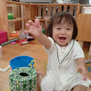 【0歳児つくし組】自分の「好き」を見つけて遊んでいます。