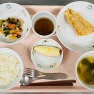 ご飯 味噌汁 たらの唐揚げ トマトドレッシングサラダ りんご 麦茶