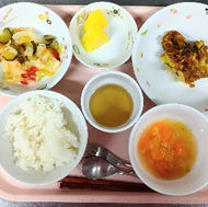 ご飯　レタスとベーコンのスープ　【給食の鉄人】ポテトボート～カレーチーズ乗せ～　トマトサラダ　パイナップル　麦茶