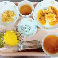 野菜パン 味噌汁 鶏つくねの秋のソース 納豆和え チーズ 麦茶