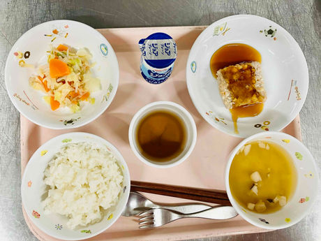 ご飯　味噌汁　蒸しミートローフ　野菜の塩炒め　ジョア　麦茶