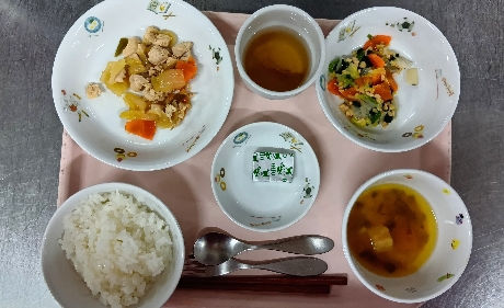 ご飯　味噌汁　鶏肉と野菜の炒め物　納豆和え　チーズ　麦茶