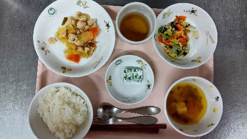 ご飯　味噌汁　鶏肉と野菜の炒め物　納豆和え　チーズ　麦茶
