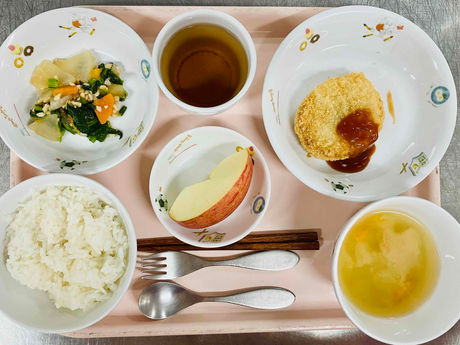 ご飯　味噌汁　コロッケ　納豆和え　りんご　麦茶