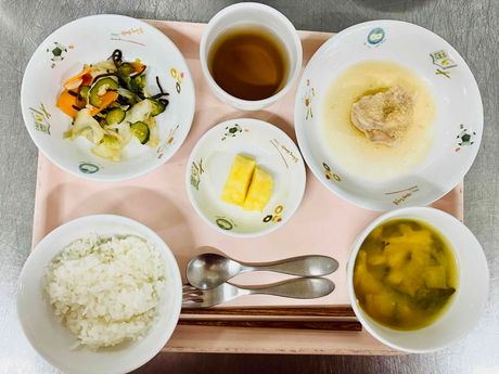 ご飯　味噌汁　鶏肉のさっぱり煮　塩昆布和え　パイナップル　麦茶