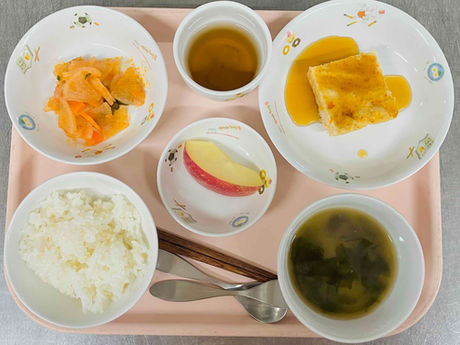 玄米入りご飯　味噌汁　鶏つくね　トマトドレッシング和え　りんご　麦茶