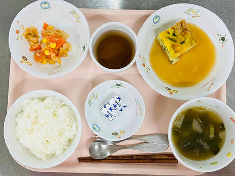 ご飯　中華スープ　にら玉　トマトドレッシング和え　チーズ　麦茶