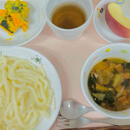 あんかけうどん　かぼちゃサラダ　りんご　麦茶