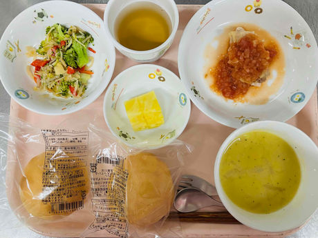 丸パン　コーンスープ　鶏肉のトマトソースがけ　野菜ソテー　パイナップル　麦茶