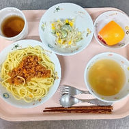 ミートソーススパゲティ　コンソメスープ　コーンサラダ　グレープフルーツ　麦茶