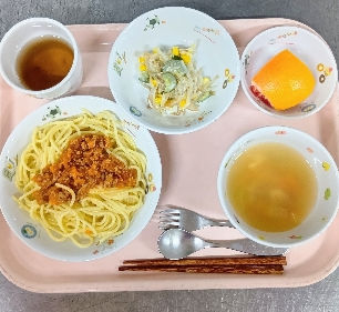 ミートソーススパゲティ　コンソメスープ　コーンサラダ　グレープフルーツ　麦茶