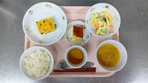 ご飯　味噌汁　ぎせい豆腐　マカロニサラダ　☆お誕生日会デザート☆マーマレードケーキ　麦茶