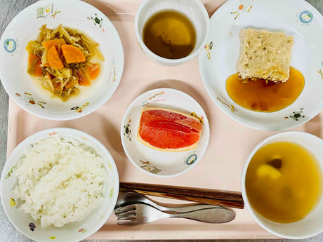 ご飯　味噌汁　和風ミートローフ　野菜の炒め物　グレープフルーツ　麦茶