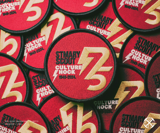Culture Shock
2024 | 記念ワッペン
吉祥寺を拠点にするボーイスカウトの、創立75周年を記念して作られた特別なワッペンです。 75周年のテーマである「カルチャーショック」という言葉からインスピレーションを受け、パッと目を引く鮮やかな赤を基調にデザインしました。スカウトたちが制服に縫い付けたとき、胸元で一番きれいに映えて、ずっと心に残るような印象的な仕上がりを目指しています。