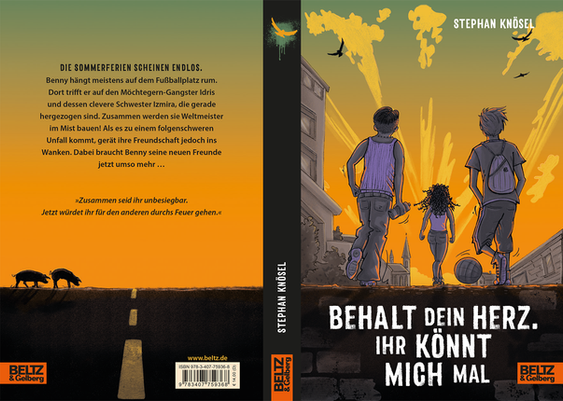 Drei Jugendliche laufen an einem Sommerabend dem Sonnenuntergang entgegen