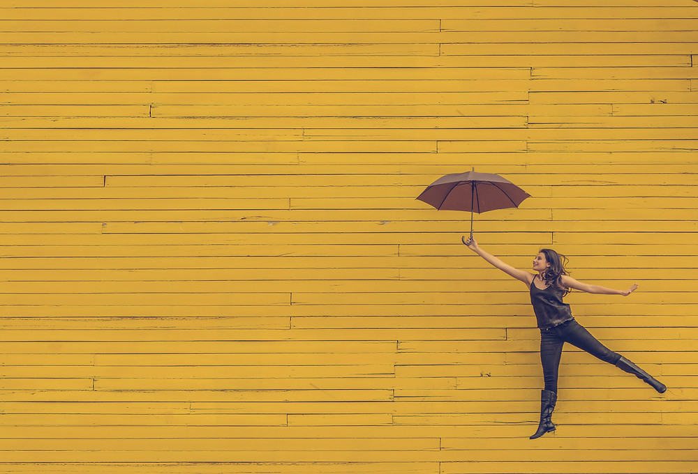 jaune parapluie s'envoler joie ambition