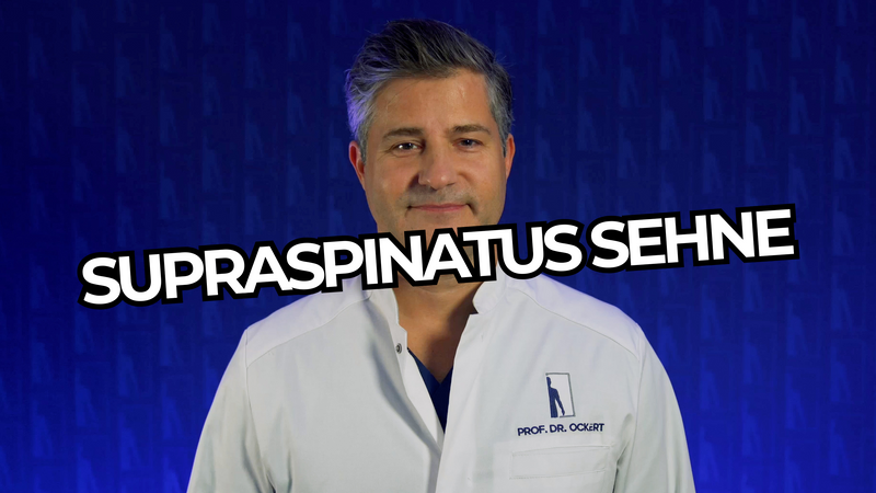 Prof. Ockert in OP Kack und Kittel gekleidet erklärt im Therapieplan Tutorial die Nachbehandlung nach einer Naht der Rotatorenmanschette Supraspinatus