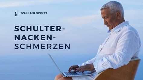 Älterer Mann sieht in den Laptop und arbeitet