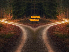 Weggabelung mit zwei Abzweigungen