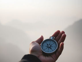 Offene Hand mit Kompass