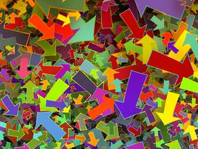 Verschiedene Pfeile chaotisch übereinander