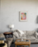 tirage d'art haute qualité accroché dans un cadre au mur, très bien présenté dans un joli salon, haut de gamme