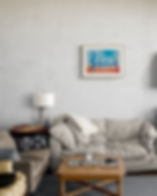 tirage d'art haute qualité accroché dans un cadre au mur, très bien présenté dans un joli salon, haut de gamme