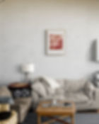 tirage d'art haute qualité accroché dans un cadre au mur, très bien présenté dans un joli salon, haut de gamme